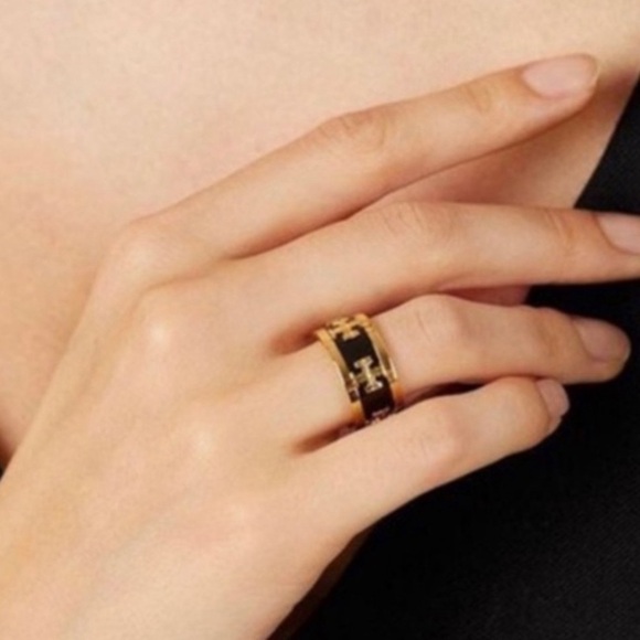 🆕 Tory Burch Authentic Wide Band Black Enamel With Gold Raised Logo Ring 7 - Picture 5 of 10